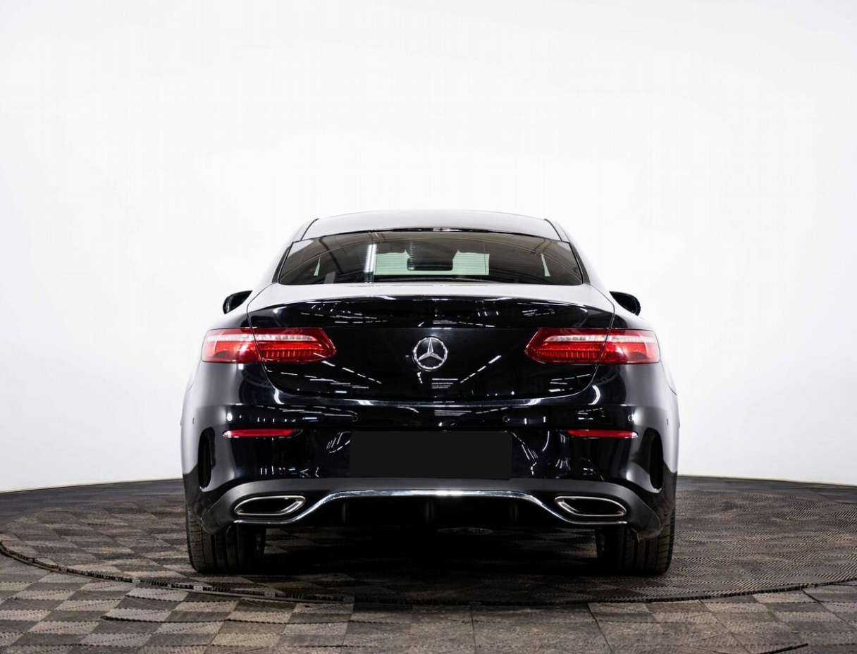 Б/У Мерседес-Бенц Е-Класс 2017 года. Фото: #4