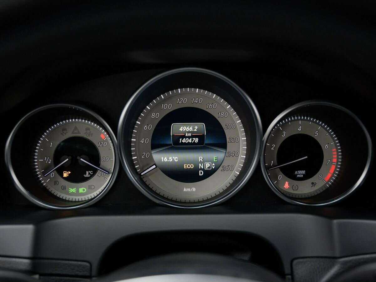 Б/У Мерседес-Бенц Е-Класс 2014 года. Фото: #22