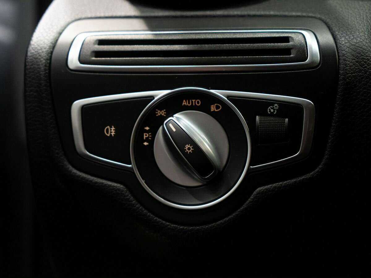 Б/У Мерседес-Бенц Ц-Класс 2018 года. Фото: #17