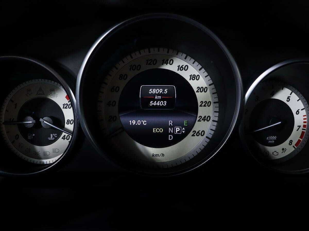 Б/У Мерседес-Бенц Е-Класс 2013 года. Фото: #7