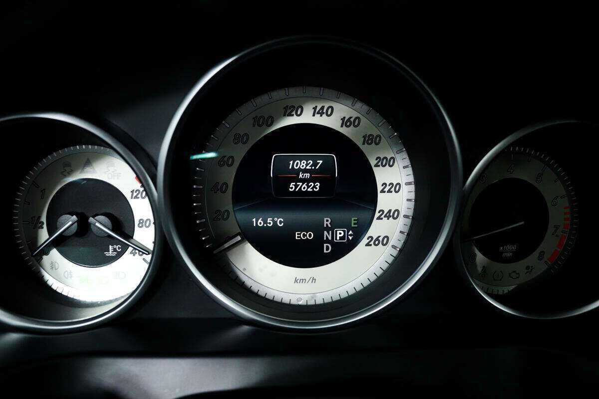 Б/У Мерседес-Бенц Е-Класс 2015 года. Фото: #8