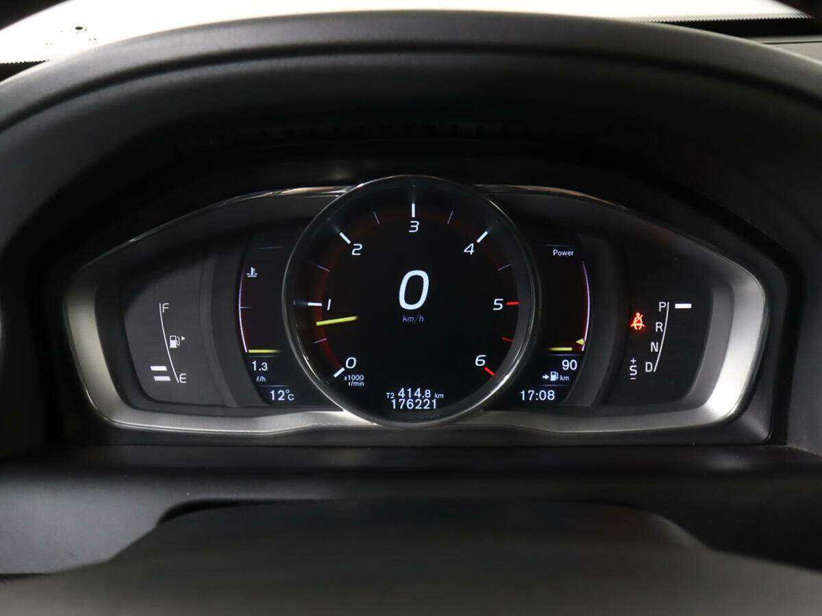 Б/У Вольво ИксЦ60 2015 года. Фото: #9