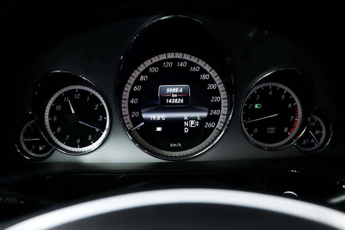 Б/У Мерседес-Бенц Е-Класс 2012 года. Фото: #9