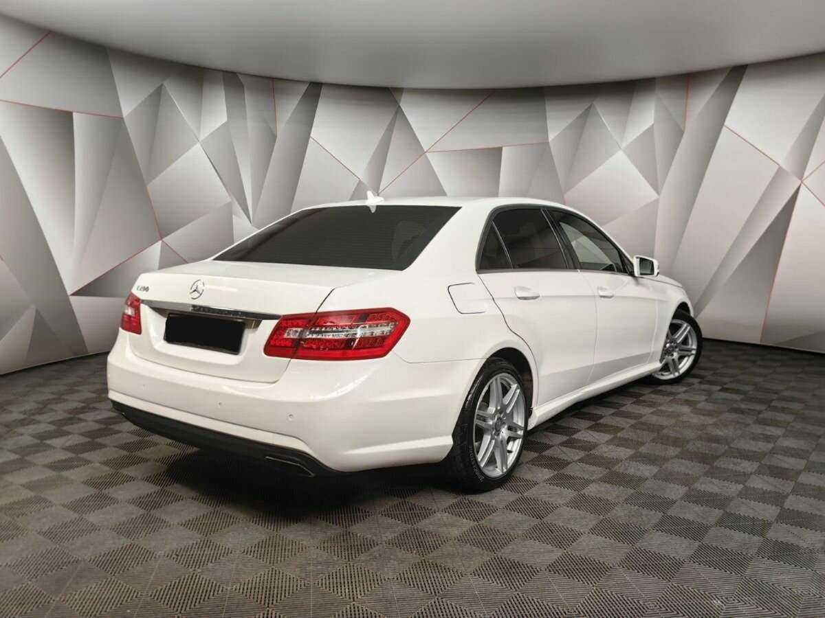 Б/У Мерседес-Бенц Е-Класс 2013 года. Фото: #1