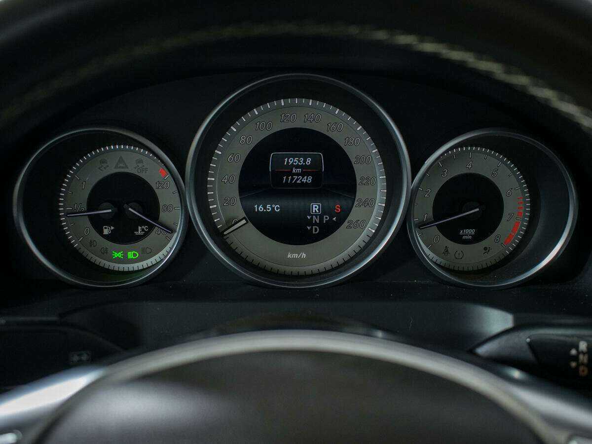 Б/У Мерседес-Бенц Е-Класс 2014 года. Фото: #10