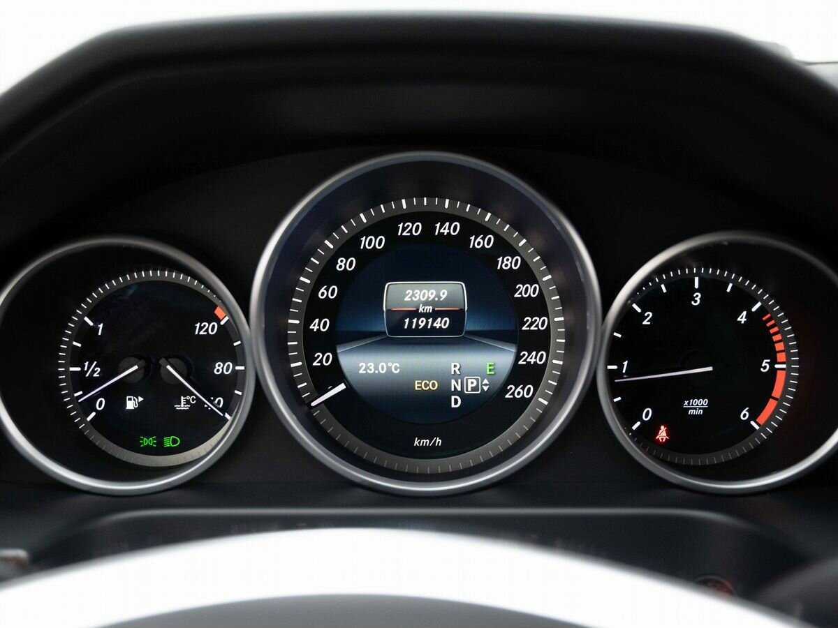 Б/У Мерседес-Бенц Е-Класс 2015 года. Фото: #17