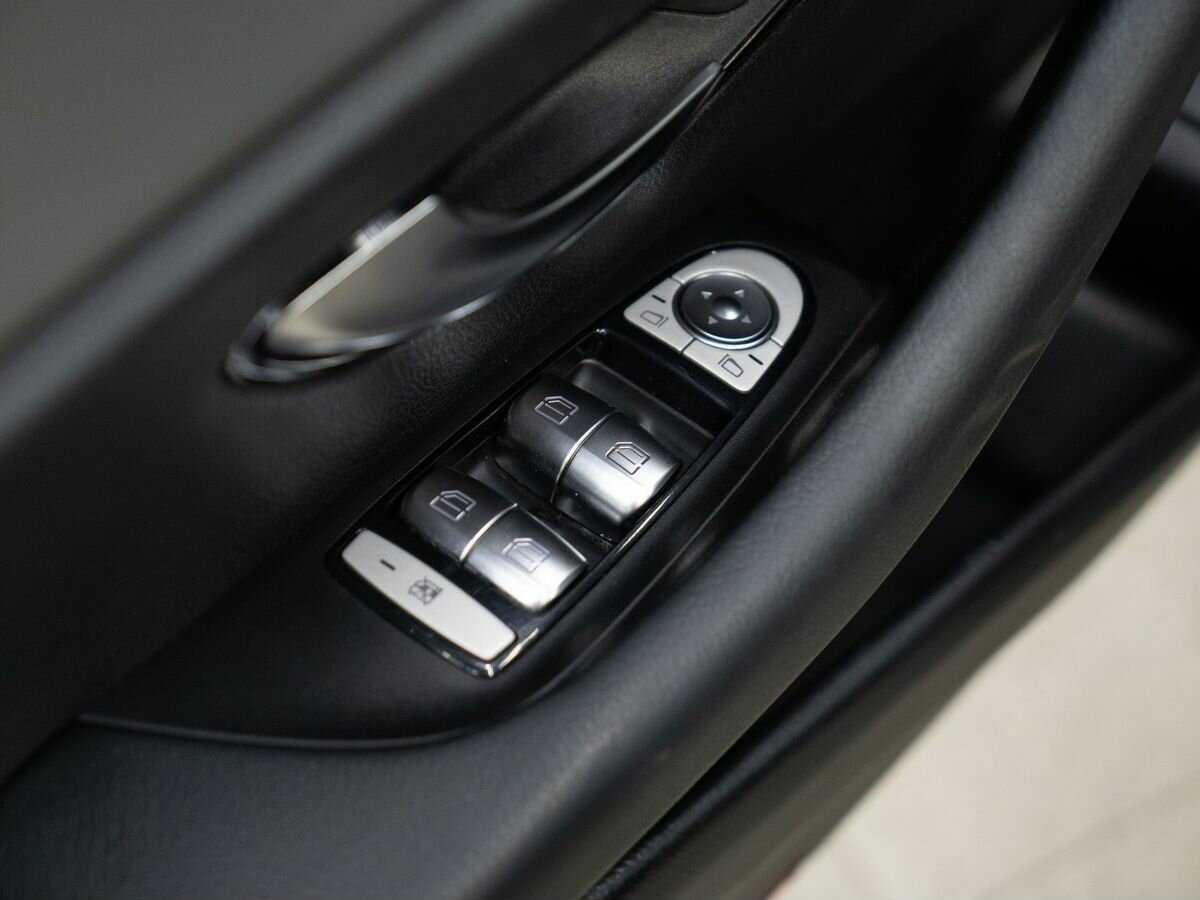 Б/У Мерседес-Бенц Е-Класс 2018 года. Фото: #11