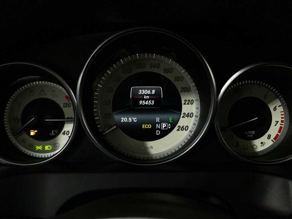 Б/У Мерседес-Бенц Е-Класс 2014 года. Фото: #11