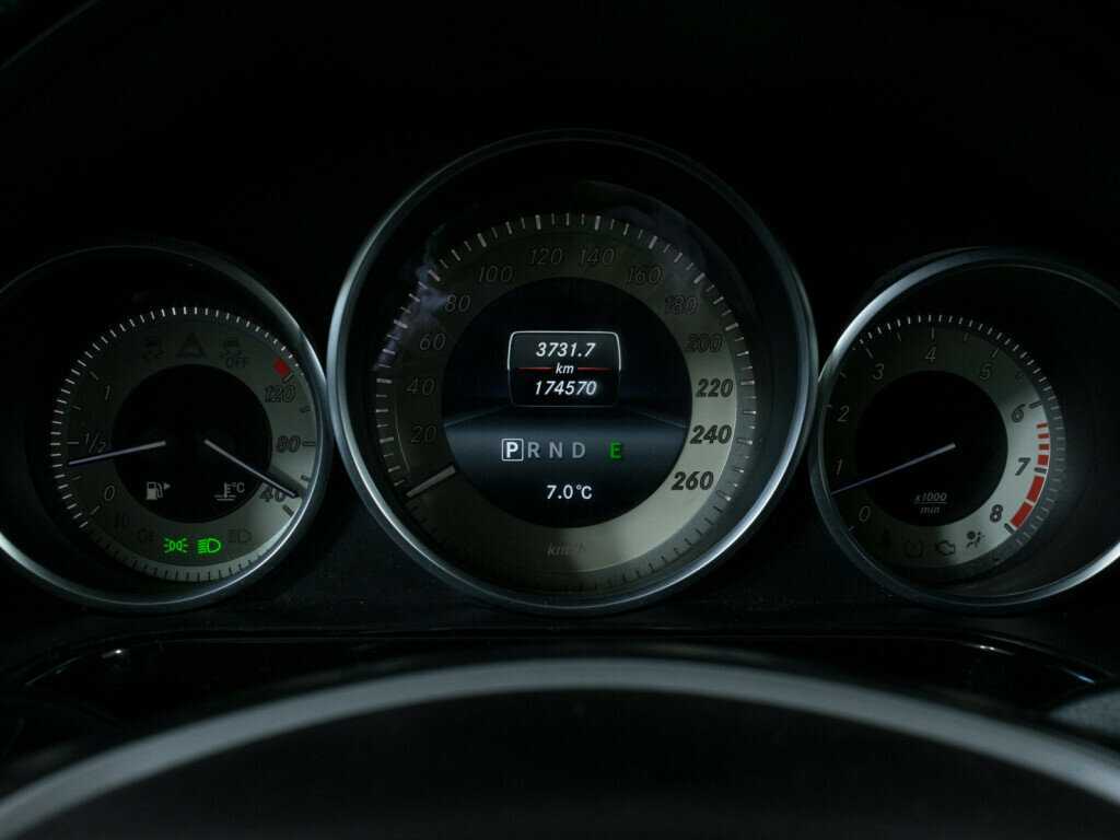 Б/У Мерседес-Бенц Е-Класс 2013 года. Фото: #12