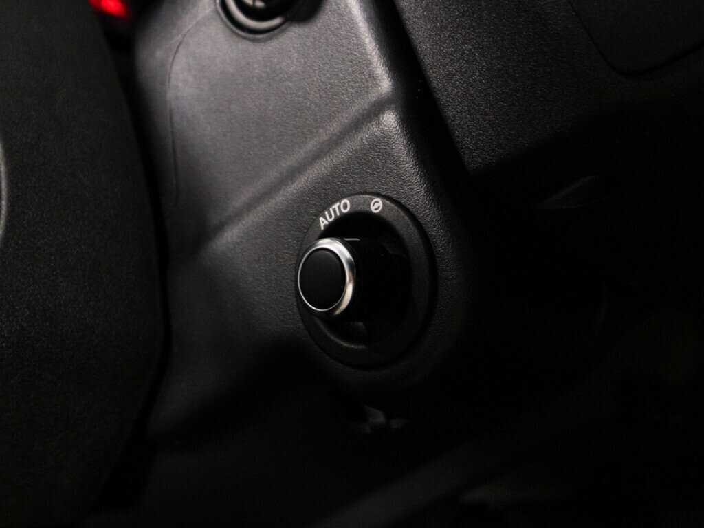 Б/У Лэнд Ровер Дискавери 2016 года. Фото: #21