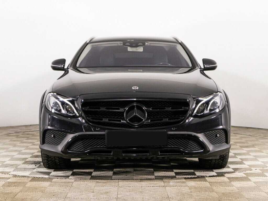 Б/У Мерседес-Бенц Е-Класс 2017 года. Фото: #1