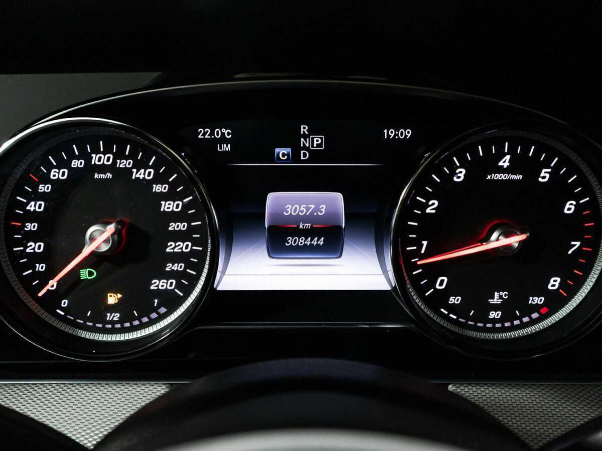 Б/У Мерседес-Бенц Е-Класс 2019 года. Фото: #11