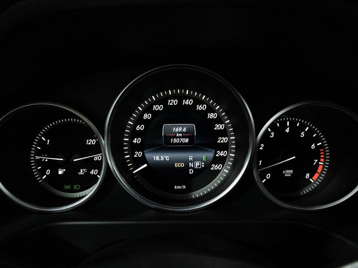 Б/У Мерседес-Бенц Е-Класс 2015 года. Фото: #12