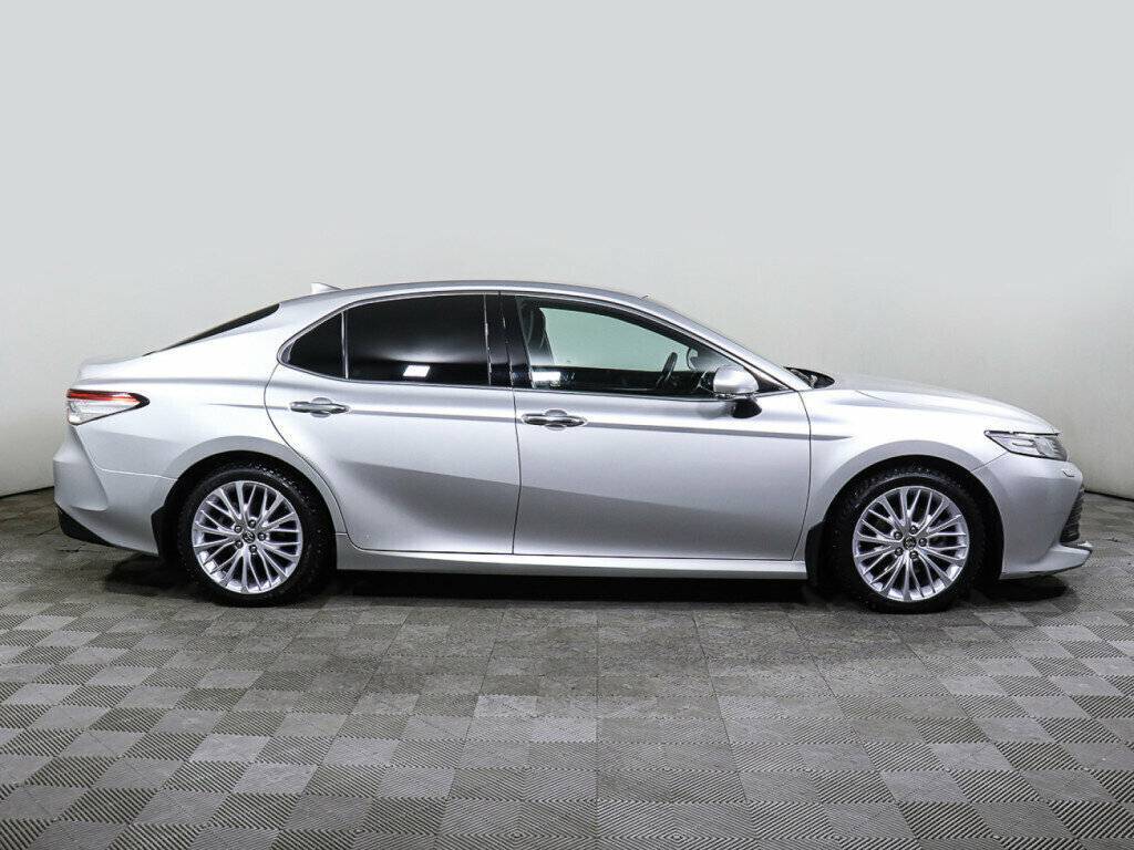 Б/У Тойота Камри 2018 года. Фото: #2