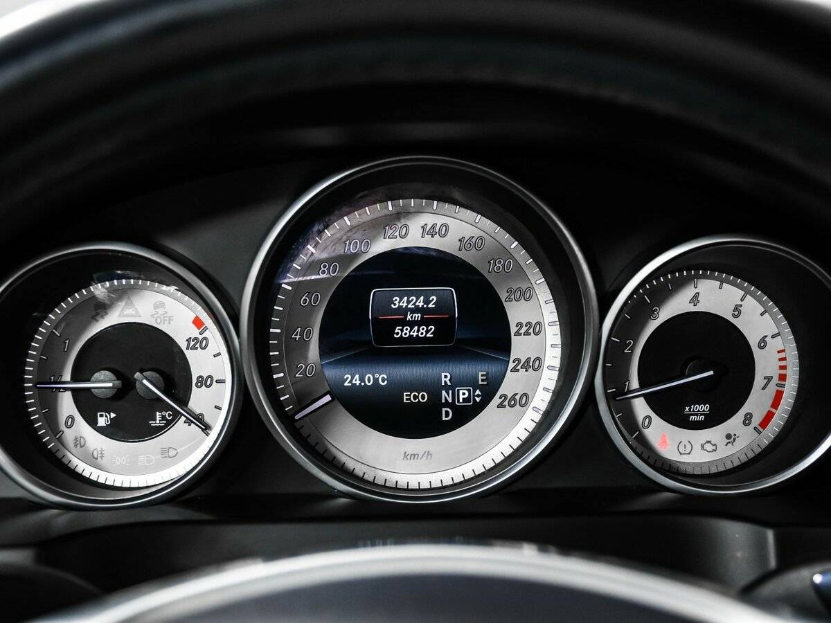 Б/У Мерседес-Бенц Е-Класс 2015 года. Фото: #9