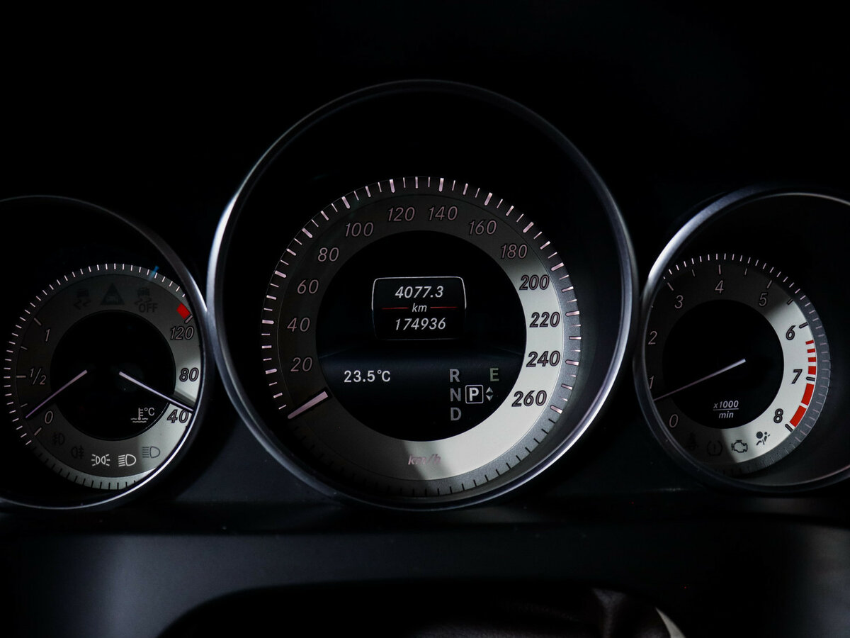 Б/У Мерседес-Бенц Е-Класс 2014 года. Фото: #10