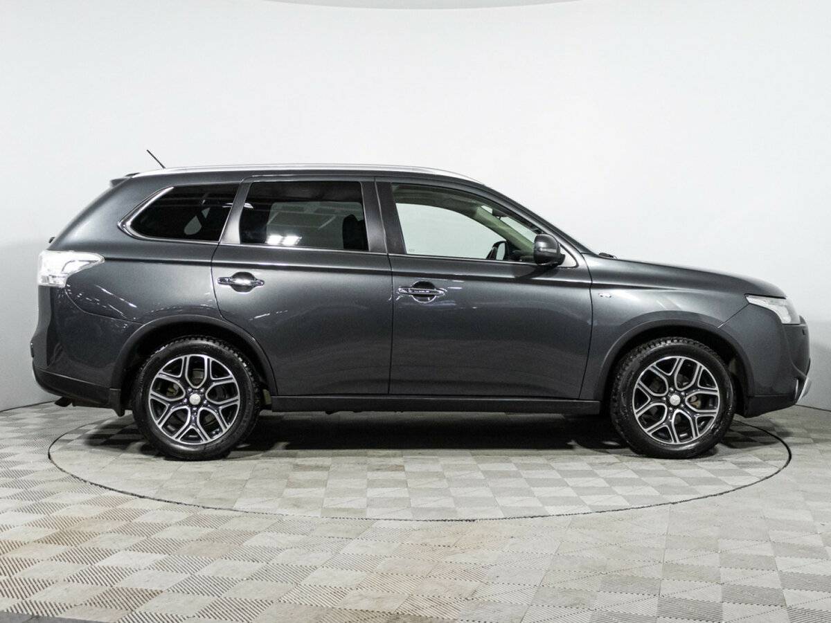 Б/У Митсубиши Оутлэндер 2014 года. Фото: #3