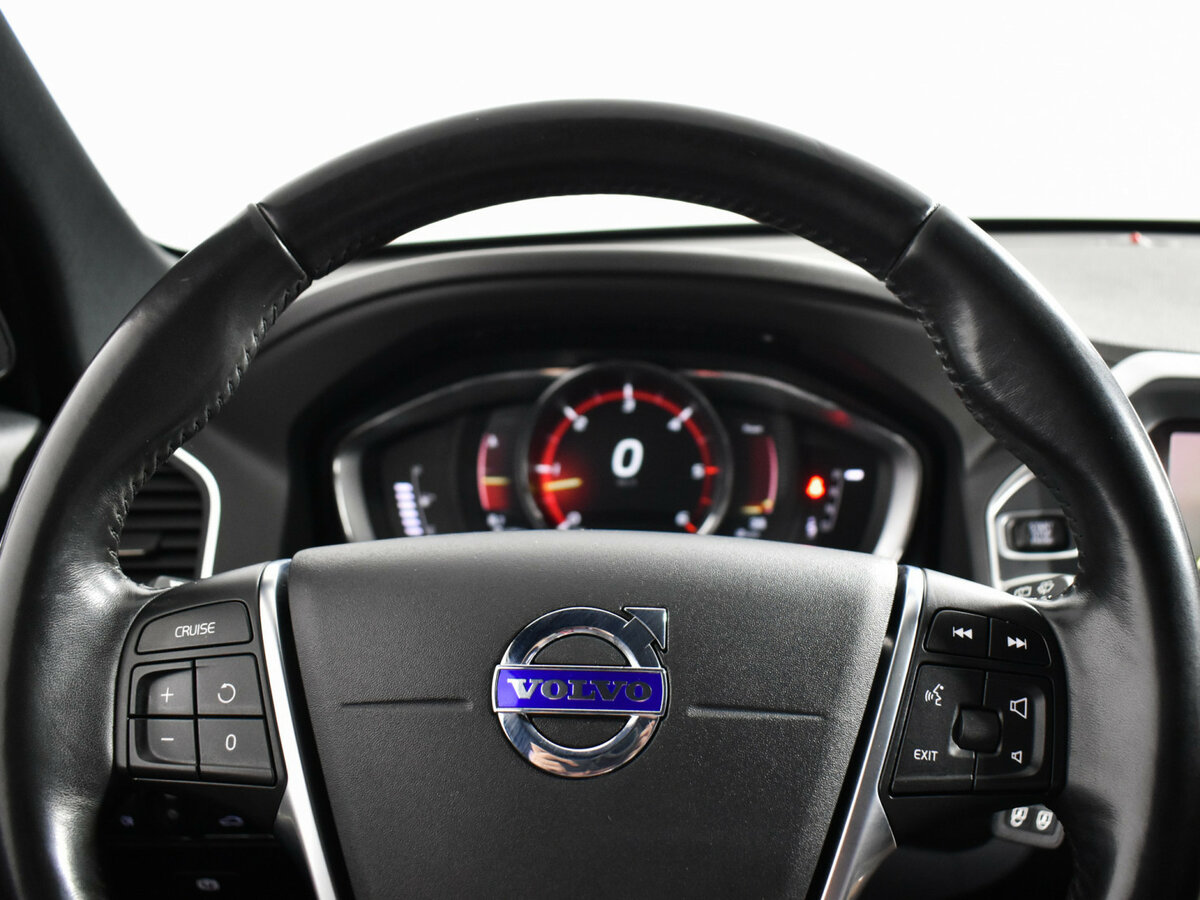 Б/У Вольво ИксЦ60 2017 года. Фото: #12