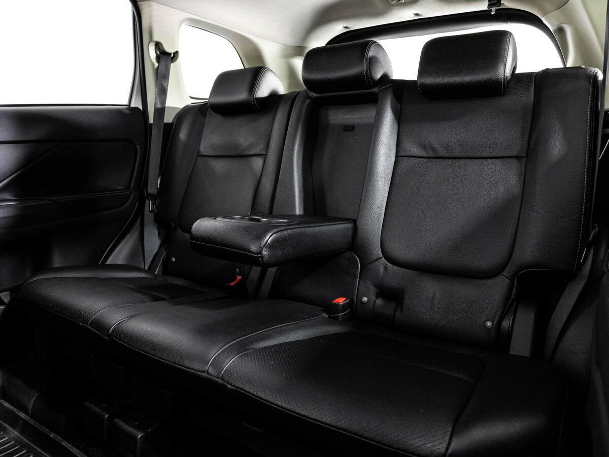 Б/У Митсубиши Оутлэндер 2016 года. Фото: #18