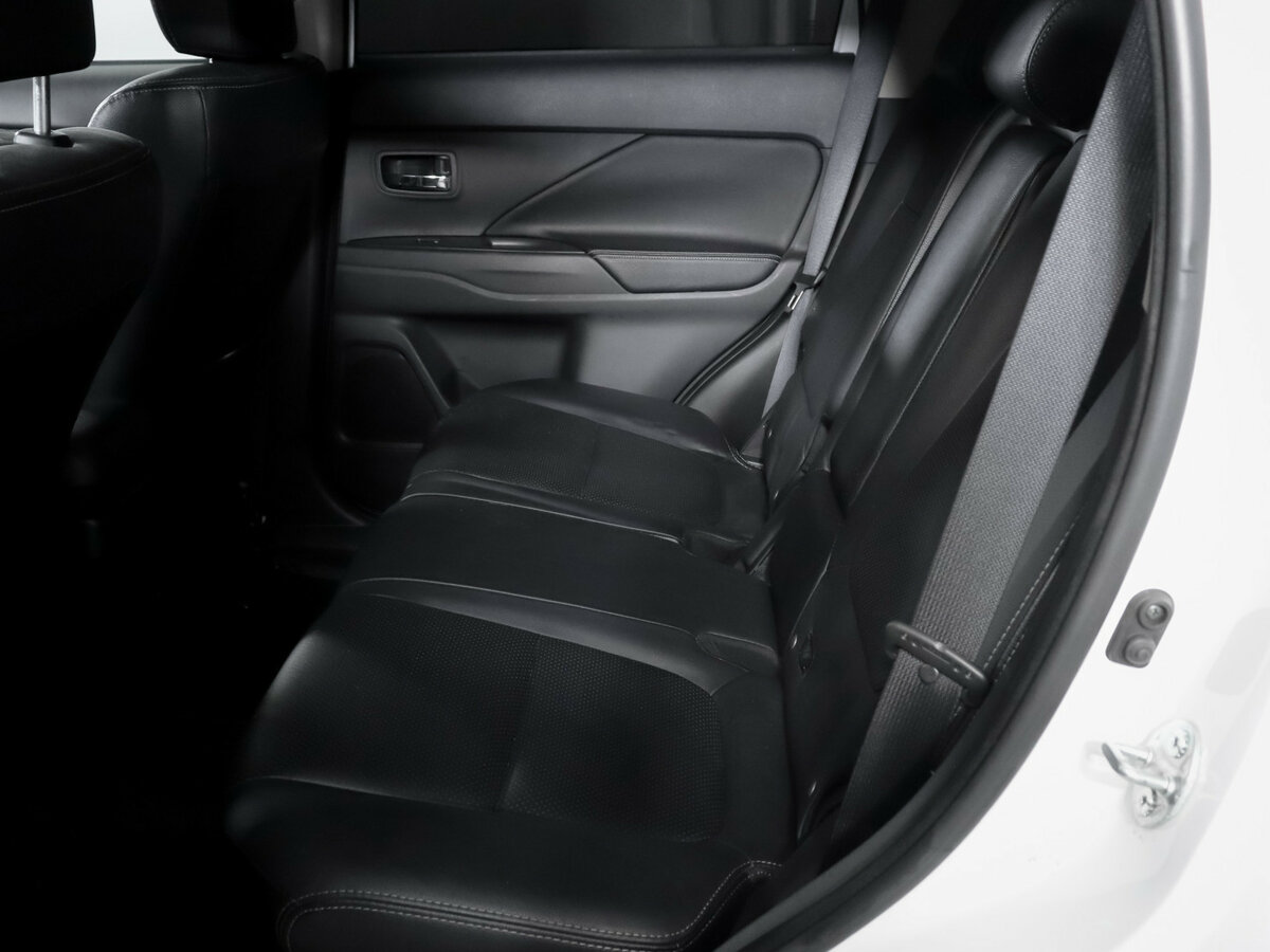 Б/У Митсубиши Оутлэндер 2018 года. Фото: #9