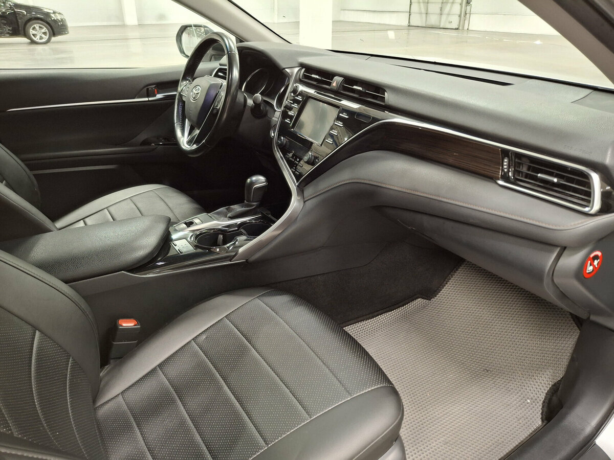 Б/У Тойота Камри 2018 года. Фото: #9